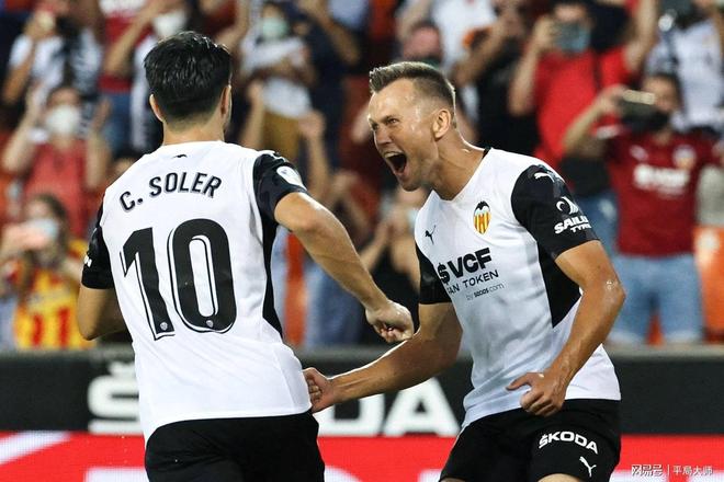 半岛体育-亚特兰大发布备战花絮，今晚状态回暖，国王杯任务艰巨，团队化学反应显著