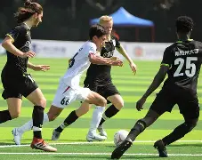 奥尼尔救球替补席全闪gif